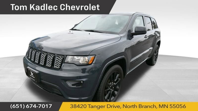 2018 Jeep Grand Cherokee Altitude in Rhino Clearcoat — front three-quarter view